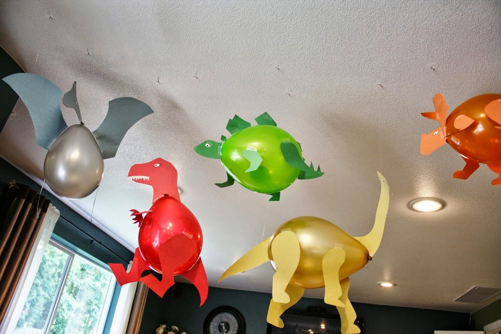 Ingeniosos dinosaurios con globos