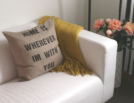 Almohadones con frases en stencil