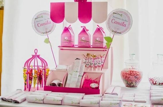 Muchos pajaritos rosas en el Bauti-Cumple de Camila