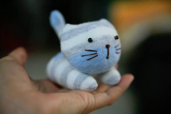 Cómo hacer un muñeco de gatito con medias