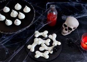 Huesos y fantasmas de merengue para Halloween