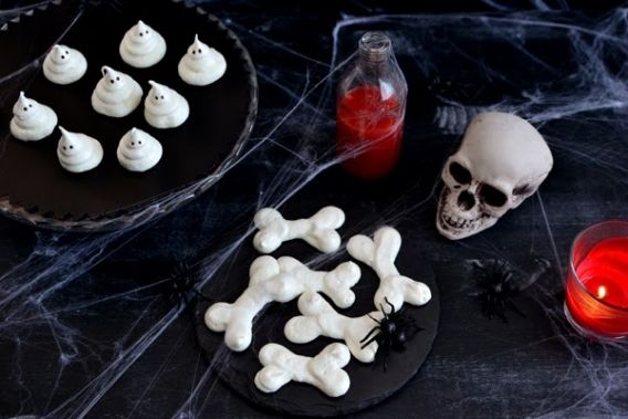 Huesos y fantasmas de merengue para Halloween
