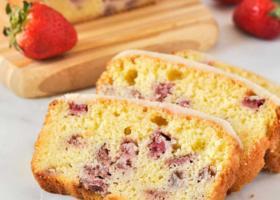 Exquisito budín con frutillas