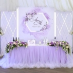 Decoraciones de fiesta en tonos lilas o violetas