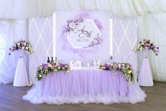 Decoraciones de fiesta en tonos lilas o violetas